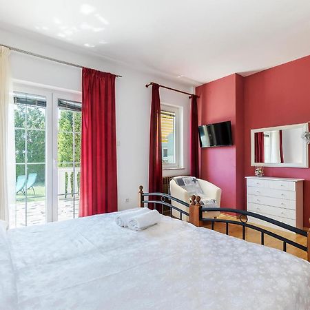 2 Bedroom Beautiful Apartment In Valtura Екстер'єр фото