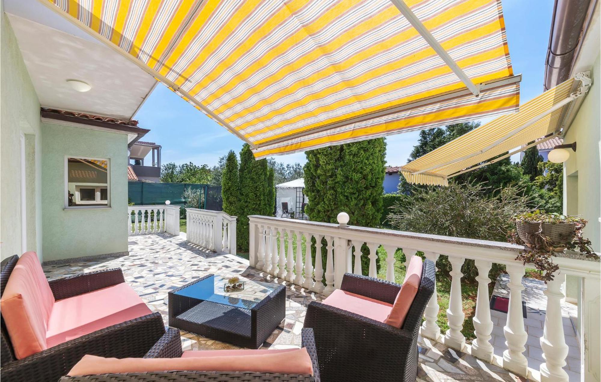 2 Bedroom Beautiful Apartment In Valtura Екстер'єр фото