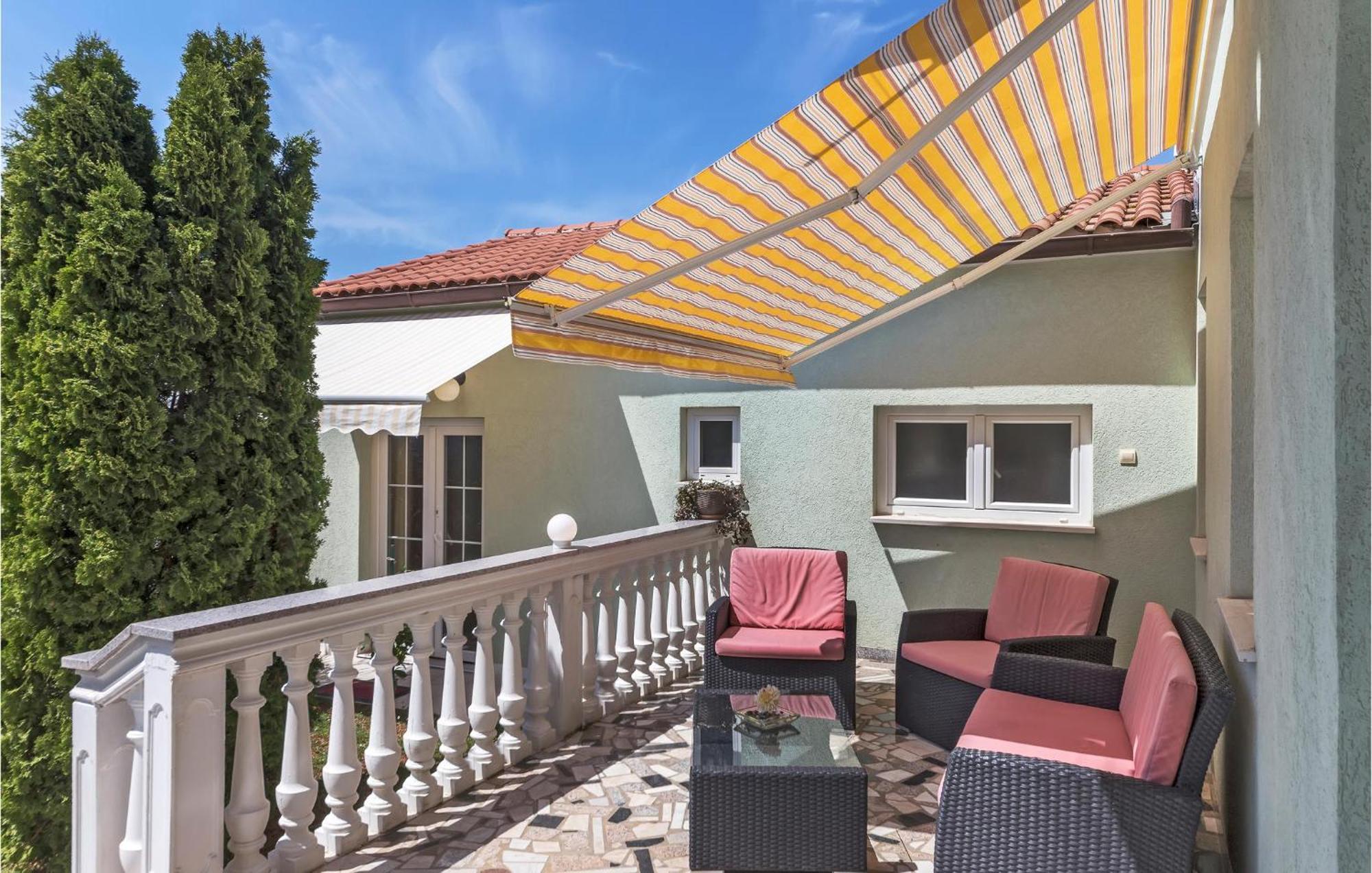 2 Bedroom Beautiful Apartment In Valtura Екстер'єр фото